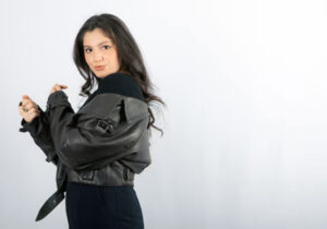 gaya elegan jaket kulit wanita